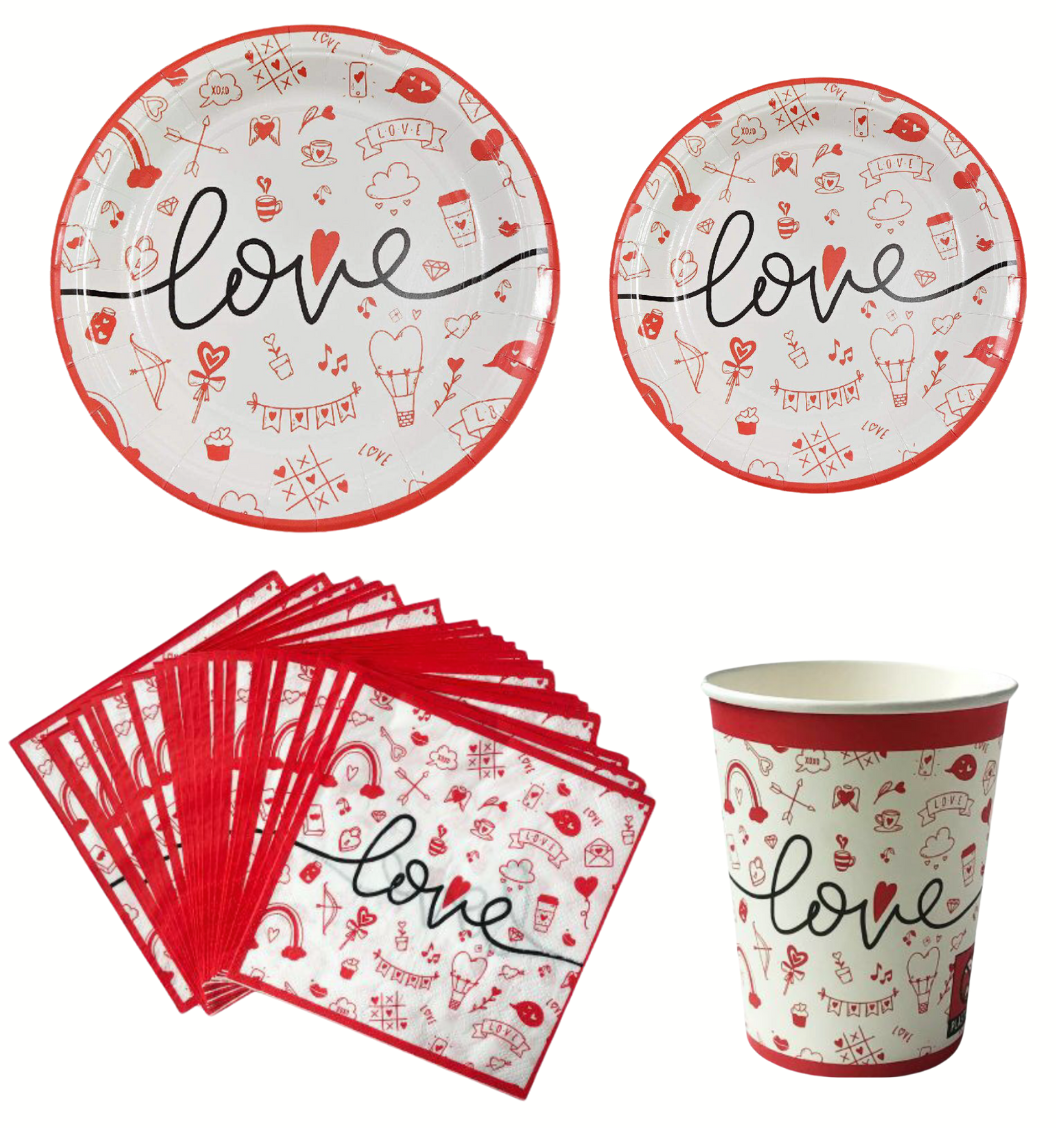 Set tavola con piatti e bicchieri per celebrare l'amore e San Valentino