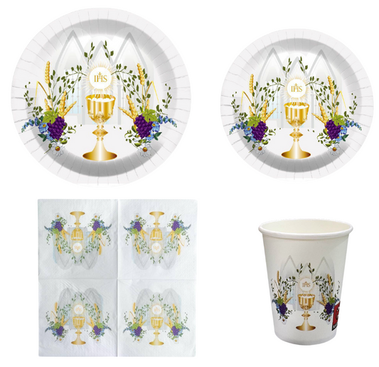 Set tavola Prima Comunione: piatti, bicchieri e tovaglioli decorati con calice dorato e fiori.