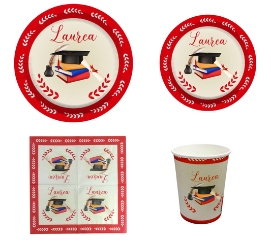 Set tavola laurea con piatti e bicchieri decorati con simboli di laurea