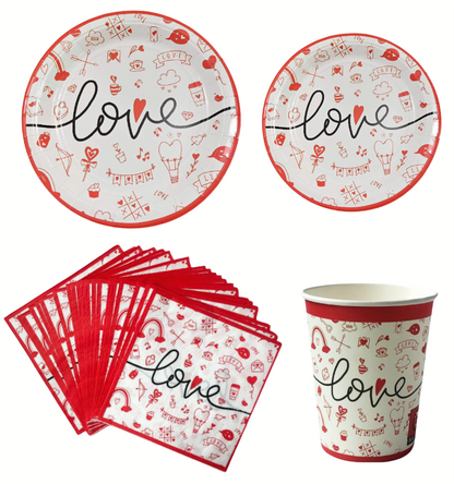 Set tavola con piatti e bicchieri per celebrare l'amore e San Valentino